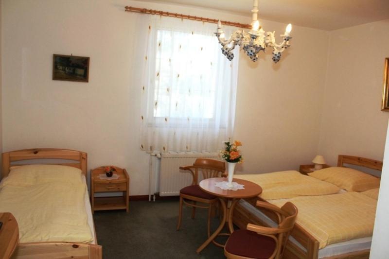 Barokk Hotel Hegyeshalom Quarto foto